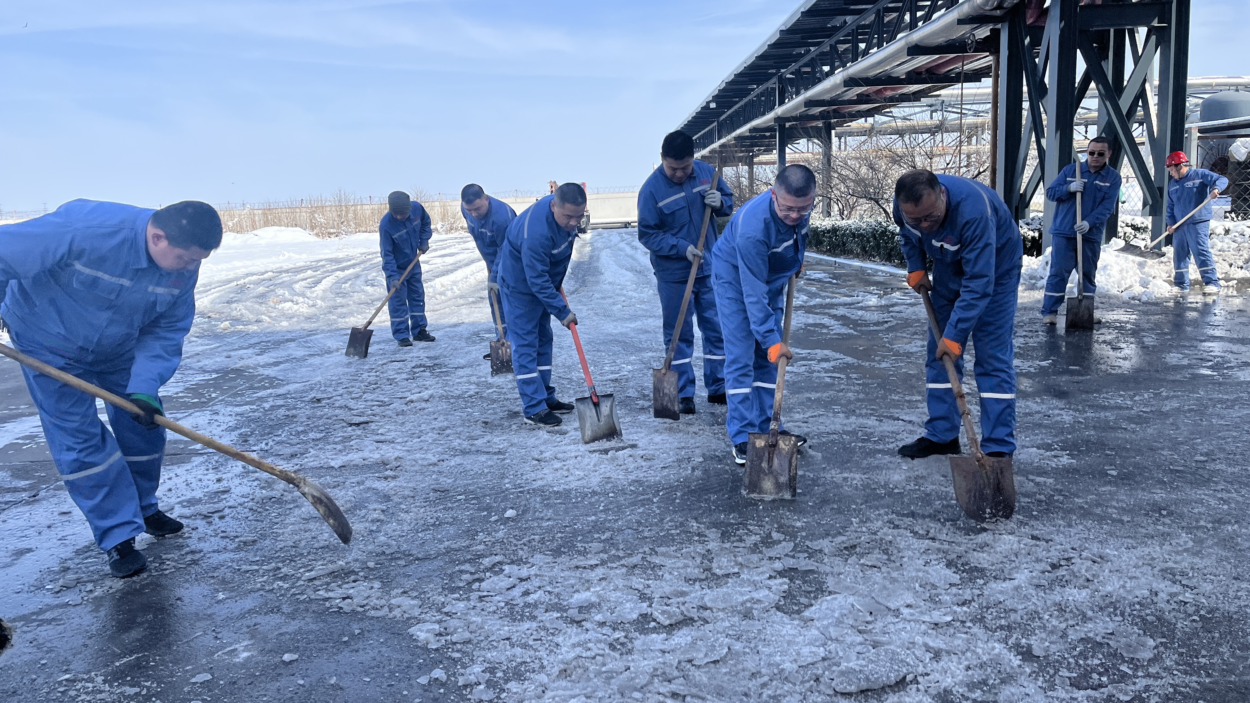 2025年3月2日迎战暴雪天气全员上阵扫雪除冰